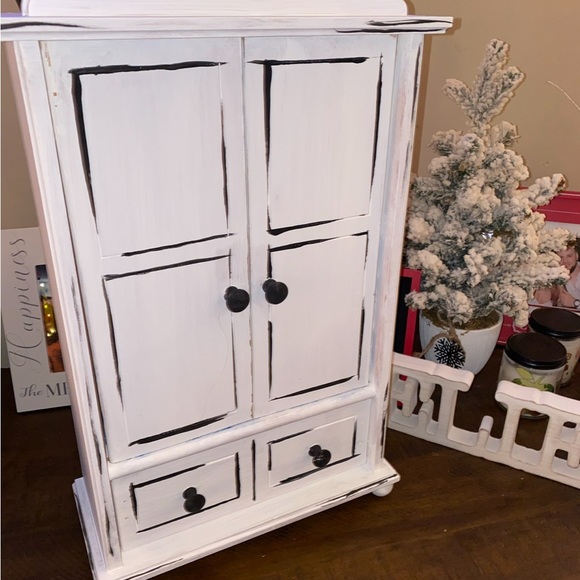 Hand Painted -Alice in Wonderland Jewelry box - Picture 4 of 4